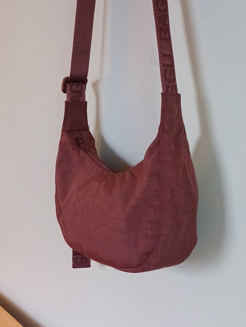 NWT BAGGU Small Mahogany Crescent Bag - Picture 10 of 10
